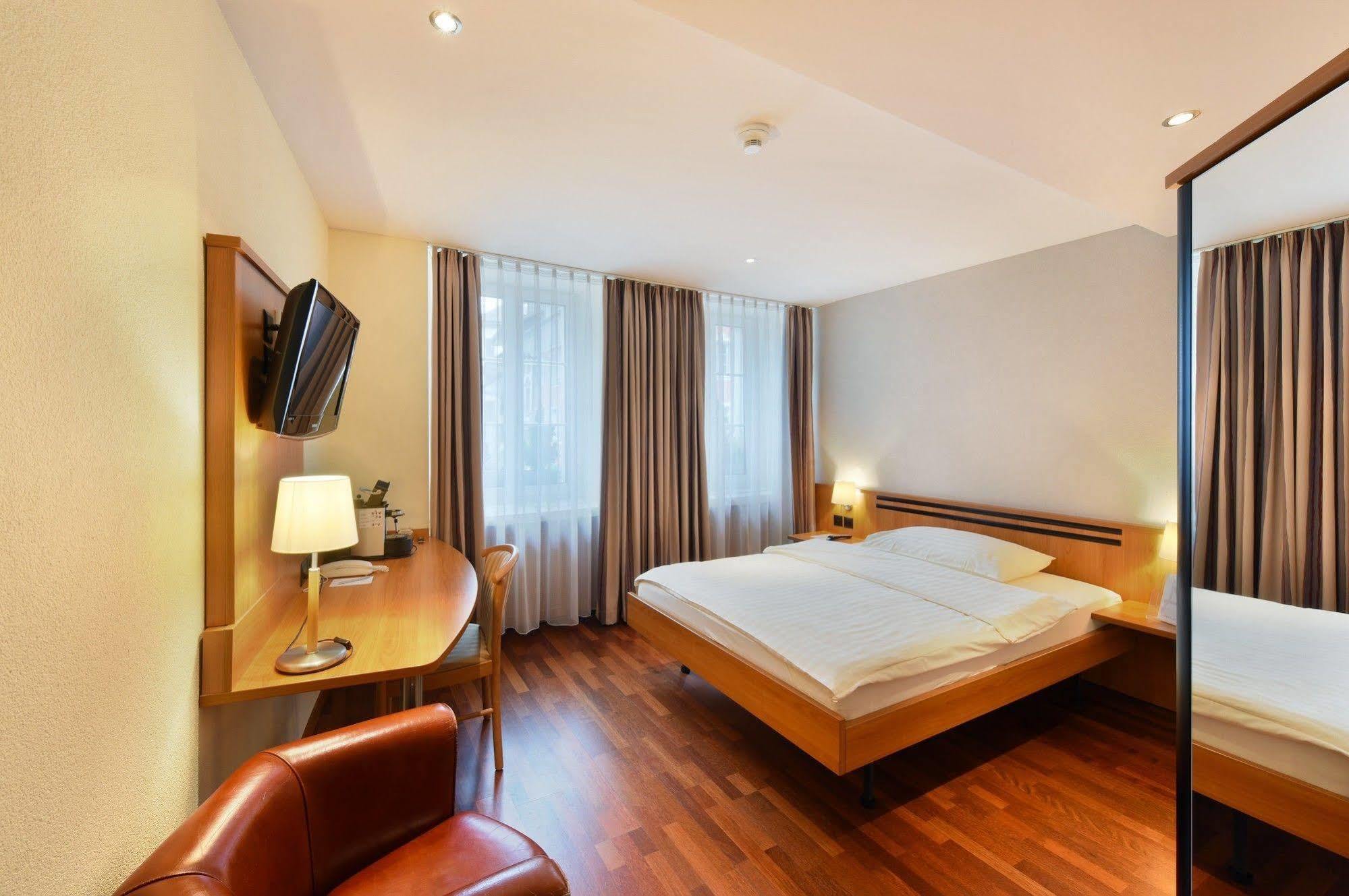 Apart Hotel Amadeo โซฟิงเงน ภายนอก รูปภาพ