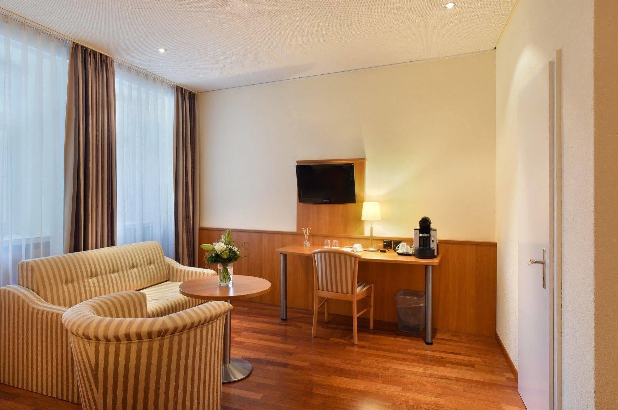 Apart Hotel Amadeo โซฟิงเงน ภายนอก รูปภาพ